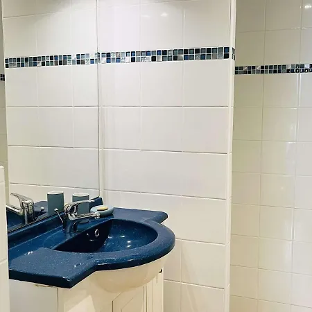 A : 4 Couchages, Terrasse, Parking Prive, A 1km De La - Fr-1-63-325 Appartement *