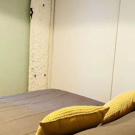 A : 4 Couchages, Terrasse, Parking Prive, A 1km De La - Fr-1-63-325 Appartement